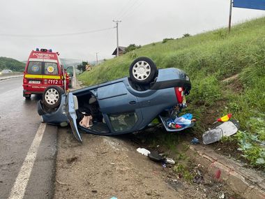 Cluj: Femeie transportată la spital după ce un autoturism s-a răsturnat pe plafon, la ieşirea din Vâlcele