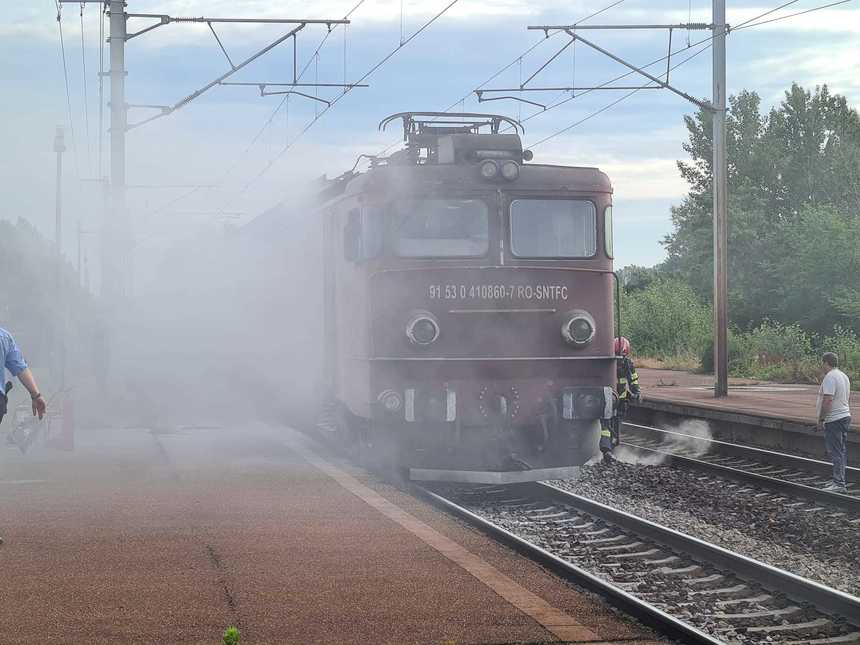 UPDATE - Prahova: Incendiu la locomotiva unui tren de călători/ Pasagerii au ieşit din vagoane şi nu sunt persoane rănite/ Incendiul a fost stins/ CFR Călători: A fost o defectare tehnică cu degajare de fum la locomotiva trenului IR 1628 - FOTO
