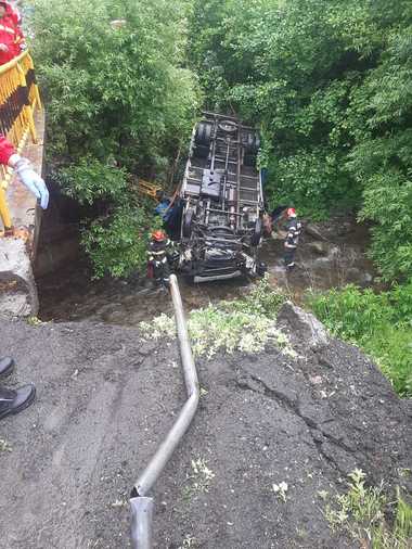 O autoutilitară a ieşit de pe DN 7, la limita judeţelor Sibiu şi Vâlcea, şi a căzut într-un pârâu/ Şoferul, care era băut, a fost transportat la spital - FOTO