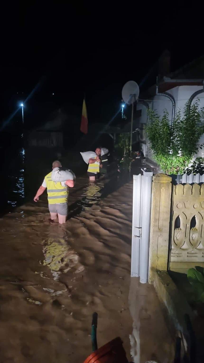 Administraţia Bazinală de Apă Jiu: Peste 140 de gospodării din comuna doljeană Greceşti au fost inundate/ În jumătate de oră s-au înregistat peste 100 de litri pe metru pătrat - FOTO