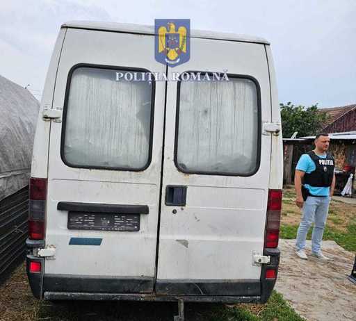 Timiş: Patru bărbaţi au fost reţinuţi de poliţişti, după ce au furat bunuri de peste 100.000 de euro din mai multe societăţi comerciale / Prejudiciul a fost recuperat parţial