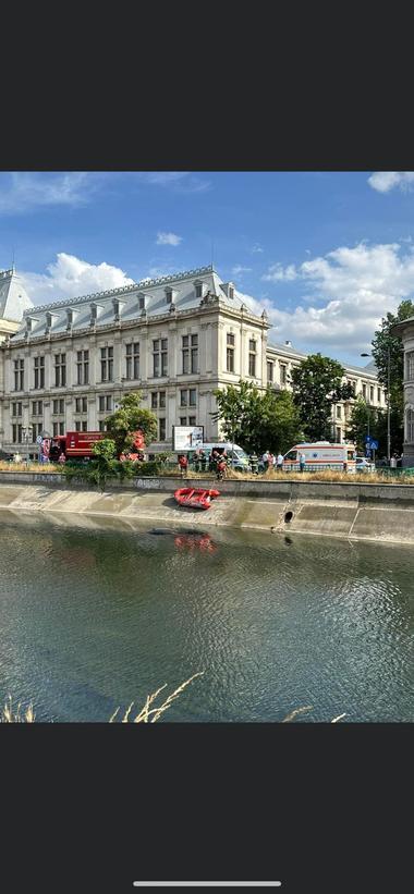 O maşină a căzut în râul Dâmboviţa, în zona Curţii de Apel Bucureşti, după ce a rupt gardul de protecţie / Şoferul avea o alcoolemie de 0.83 mg/l alcool pur în aerul expirat