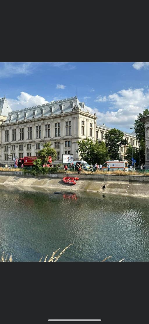 O maşină a căzut în râul Dâmboviţa, în zona Curţii de Apel Bucureşti, după ce a rupt gardul de protecţie / Şoferul avea o alcoolemie de 0.83 mg/l alcool pur în aerul expirat
