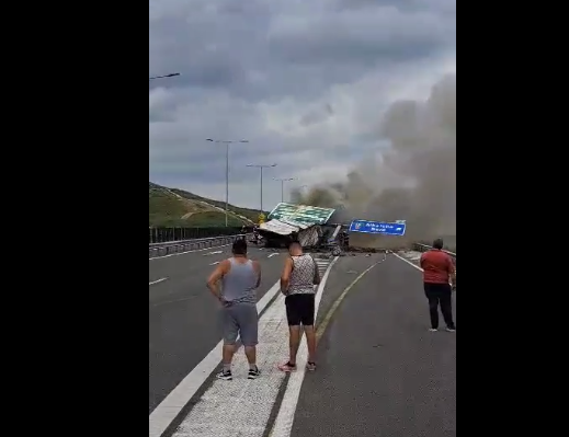 Circulaţie oprită pe sensul spre Turda al autostrăzii A10 Sebeş-Turda, după ce un camion a fost cuprins de flăcări