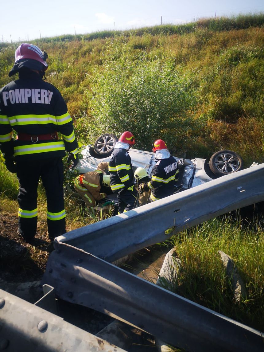 UPDATE - Mureş: Un autoturism care circula pe autostrada A3 s-a răsturnat în afara şoselei/ Două persoane au fost transportate la spital/ Traficul este blocat pe sensul spre Cheţani - FOTO, VIDEO