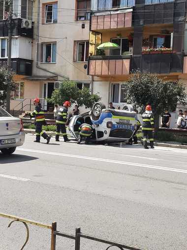 Autospecială a Poliţiei Mureş, răsturnată în urma unui accident rutier produs la Sighişoara/ Un poliţist a fost transportat la spital - FOTO, VIDEO