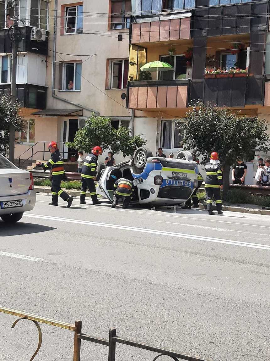 Autospecială a Poliţiei Mureş, răsturnată în urma unui accident rutier produs la Sighişoara/ Un poliţist a fost transportat la spital - FOTO, VIDEO