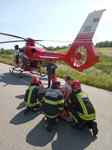 Caraş-Severin: Cinci persoane implicate într-un accident rutier/ A intervenit elicopterul SMURD - FOTO
