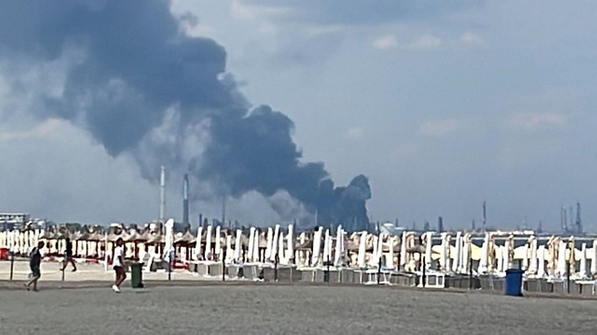 UPDATE - Incendiu la instalaţia de distilare a motorinei de la Petromidia/ A fost activat Planul Roşu de Intervenţie/ A fost emis mesaj RO-ALERT / Un pompier, rănit / Incendiul, stins - FOTO