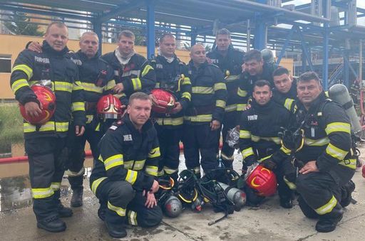 Peste 150 de pompieri salvatori au intervenit pentru stingerea incendiului de la Rafinăria Petromidia, în condiţii extreme/ După lichidarea incendiului, o autospecială a ISU a rămas pentru supraveghere, alături de operatorul privat - FOTO