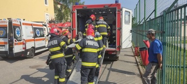UPDATE - Cluj: Tavanul unui imobil s-a prăbuşit peste mai mulţi muncitori, la Apahida / Patru bărbaţi, scoşi de sub dărâmături, doi fiind în stare mai gravă / Dosar penal pentru neluarea şi nerespectarea măsurilor de sănătate şi securitate în muncă - FOTO