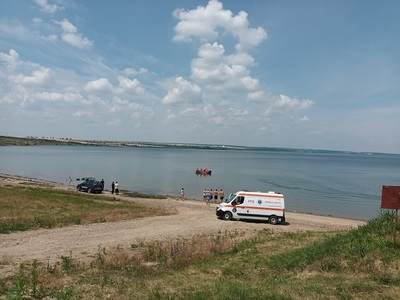 Botoşani: Pompierii caută un bărbat dispărut în lacul de acumulare Stânca-Costeşti - FOTO
