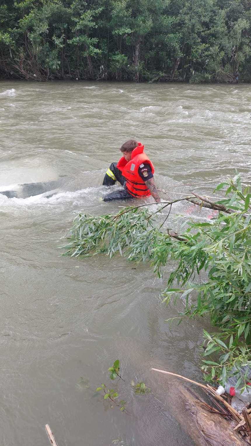 UPDATE - Cluj: Maşină căzută în apele râului Arieş/ Autoturismul a fost tras la mal, înăuntru nefiind găsite persoane/ Căutările continuă pentru a se stabili dacă există victime - FOTO, VIDEO