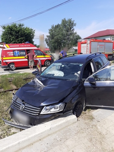 Suceava: Un tren în care se aflau 30 de persoane a lovit un autovehicul, pasagerii nu au fost răniţi