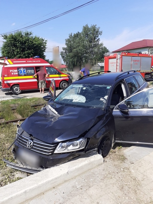Suceava: Un tren în care se aflau 30 de persoane a lovit un autovehicul, pasagerii nu au fost răniţi