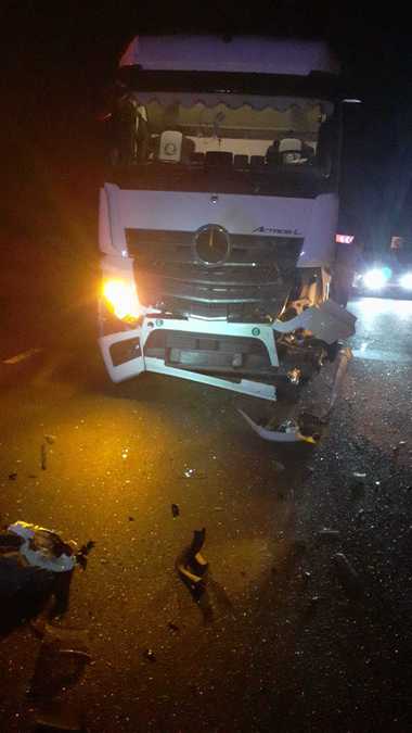 UPDATE - Cluj: Tânăr grav rănit după ce autoturismul în care se afla s-a ciocnit cu un autotren - FOTO, VIDEO