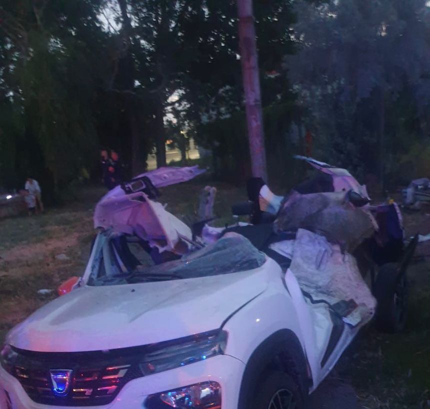 Buzău: Un mort şi patru răniţi într-un accident rutier / O maşină a lovit trei autoturisme staţionate apoi s-a răsturnat