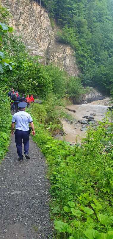 UPDATE - Vrancea: Un bărbat şi fiul său de 12 ani, căutaţi în pădure, după ce nu au mai putut fi contactaţi de sâmbătă / Cei doi plecaseră pe un traseu montan / Cei doi au fost găsiţi


