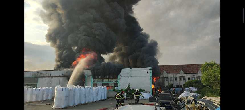 Satu Mare: Puternic incendiu cu degajări mari de fum la o hală cu mase plastice din localitatea Botiz