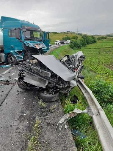 UPDATE - ​Trafic blocat pe DN 1, în judeţul Cluj, unde o cisternă şi o maşină s-au ciocnit / Două persoane au murit / Cisterna era goală / Precizările poliţiştilor - FOTO