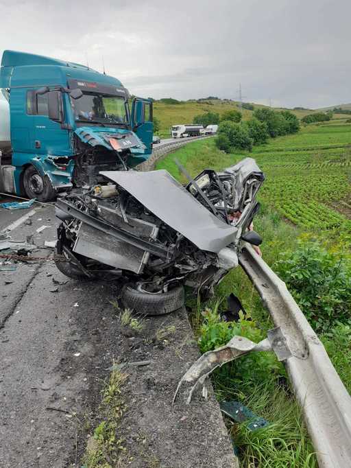 UPDATE - ​Trafic blocat pe DN 1, în judeţul Cluj, unde o cisternă şi o maşină s-au ciocnit / Două persoane au murit / Cisterna era goală / Precizările poliţiştilor - FOTO