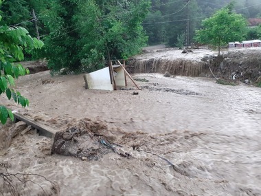 Intervenţii în 66 de localităţi din 14 judeţe, în urma fenomenelor meteorologice de sâmbătă / 23 de persoane au fost evacuate, alte 28 fiind salvate / Case, gospodării, drumuri şi terenuri – inundate / Localităţi încă izolate