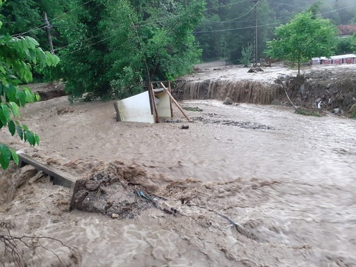 Intervenţii în 66 de localităţi din 14 judeţe, în urma fenomenelor meteorologice de sâmbătă / 23 de persoane au fost evacuate, alte 28 fiind salvate / Case, gospodării, drumuri şi terenuri – inundate / Localităţi încă izolate
