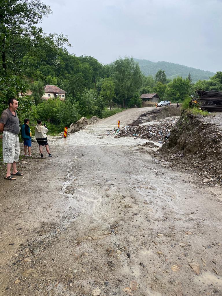 Poduri improvizate, distruse de apă în judeţul Buzău - FOTO / VIDEO