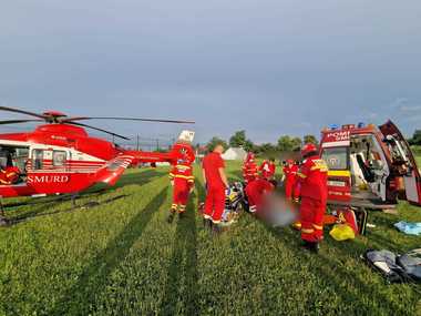 UPDATE - Plan Roşu de Intervenţie în judeţul Suceava, după un accident în care sunt implicate 11 persoane / O autoutilitară a intrat pe contrasens şi a lovit succesiv două maşini / Unei persoane i se aplică manevre de resuscitare - FOTO