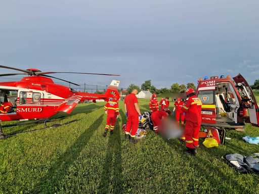 UPDATE - Plan Roşu de Intervenţie în judeţul Suceava, după un accident în care sunt implicate 11 persoane / O autoutilitară a intrat pe contrasens şi a lovit succesiv două maşini / Unei persoane i se aplică manevre de resuscitare - FOTO