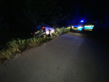 Olt: Un şofer a fost urmărit pe mai multe străzi până a intrat cu maşina într-un cap de pod, iar apoi a fugit pe câmp/ El avea suspendat dreptul de a conduce - FOTO

