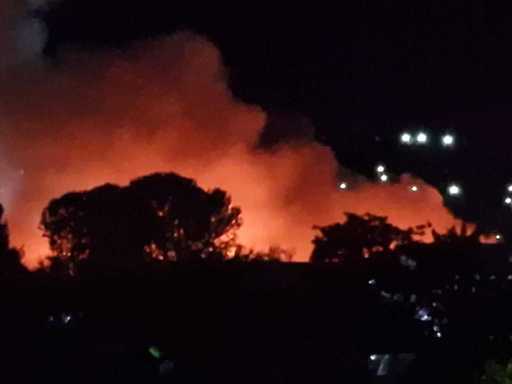 Suceava: Puternic incendiu la o hală de depozitare a unui operator economic / Pompierii au intervenit cu 17 autospeciale / Flăcările s-au extins pe 10.000 de metri pătraţi - FOTO

