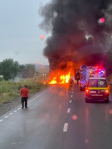Neamţ: Incendiu la un autobuz în care se aflau 30 de pasageri/ Oamenii au ieşit din mijlocul de transport la timp şi nicio persoană nu a fost rănită - FOTO

