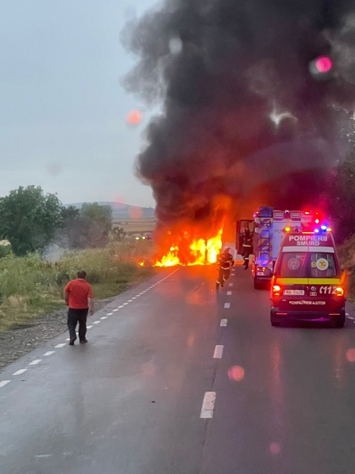 Neamţ: Incendiu la un autobuz în care se aflau 30 de pasageri/ Oamenii au ieşit din mijlocul de transport la timp şi nicio persoană nu a fost rănită - FOTO
