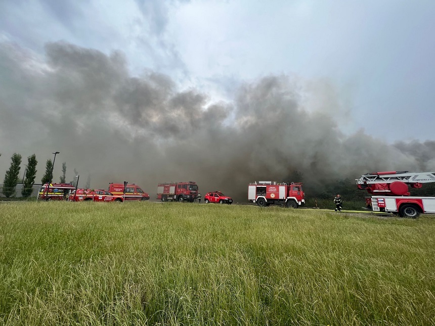 Incendiu la o hală de deşeuri din zona industrială a Sibiului. A fost transmis mesaj RO-Alert - FOTO