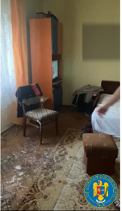 Arad: Un bărbat a intrat cu un topor în locuinţa iubitei sale, a spart geamurile şi a distrus mobilierul şi l-a agresat şi pe proprietarul casei - FOTO
