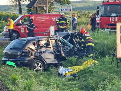 UPDATE - Maşină cu cinci persoane, lovită de un tren cu 50 de pasageri, în judeţul Vâlcea / O persoană a murit / Doi adulţi şi doi copii, răniţi / Precizările Poliţiei
