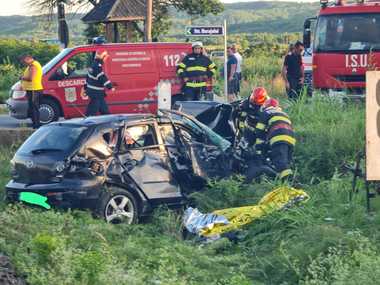 UPDATE - Maşină cu cinci persoane, lovită de un tren cu 50 de pasageri, în judeţul Vâlcea / O persoană a murit / Doi adulţi şi doi copii, răniţi / Precizările Poliţiei