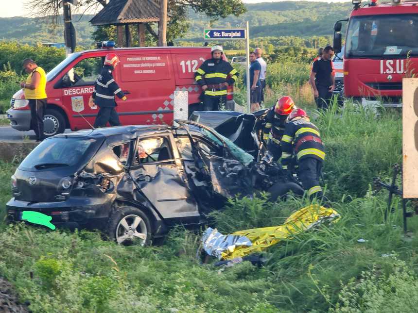 UPDATE - Maşină cu cinci persoane, lovită de un tren cu 50 de pasageri, în judeţul Vâlcea / O persoană a murit / Doi adulţi şi doi copii, răniţi / Precizările Poliţiei