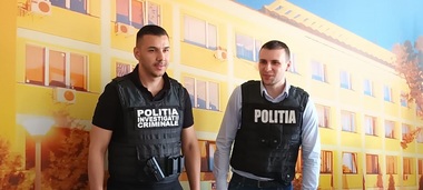 Dubla crimă din Timişoara - Poliţistul care l-a prins pe suspect povesteşte că acesta avea la el haine de schimb şi produse de igienă corporală, semn că intenţiona să se ascundă/ Arma crimei nu era asupra lui - FOTO
