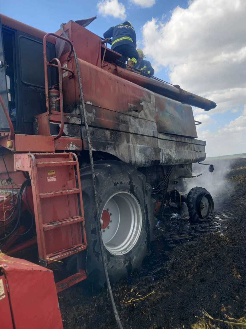 Timiş: Incendiu la o combină agricolă / Focul a cuprins un lan de orz şi altul de grâu
