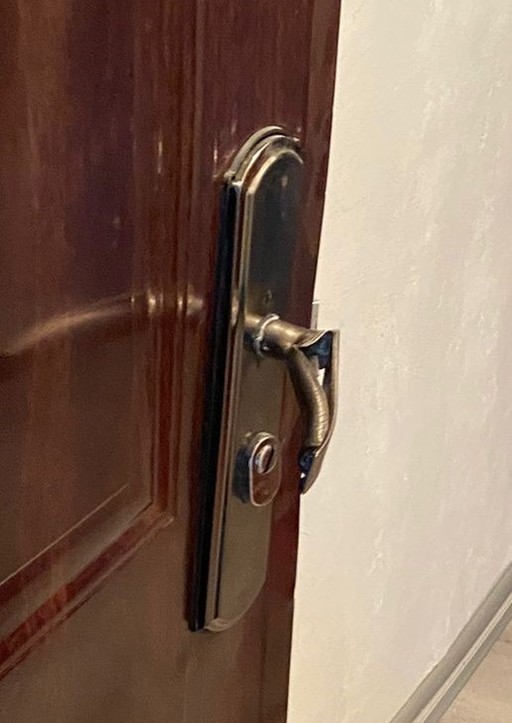 Sălaj: Bărbat ridicat de jandarmi după ce a spart uşa şi a intrat în casă peste o persoană cu care avea un conflict mai vechi

