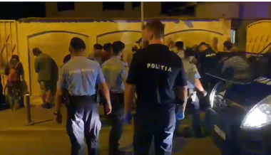 Douăsprezece persoane, inclusiv minori, găsite într-un imobil dezafectat din sectorul 2 al Capitalei. Poliţia suspectează că cei 12 mergeau în casa părăsită pentru a se droga - FOTO, VIDEO
