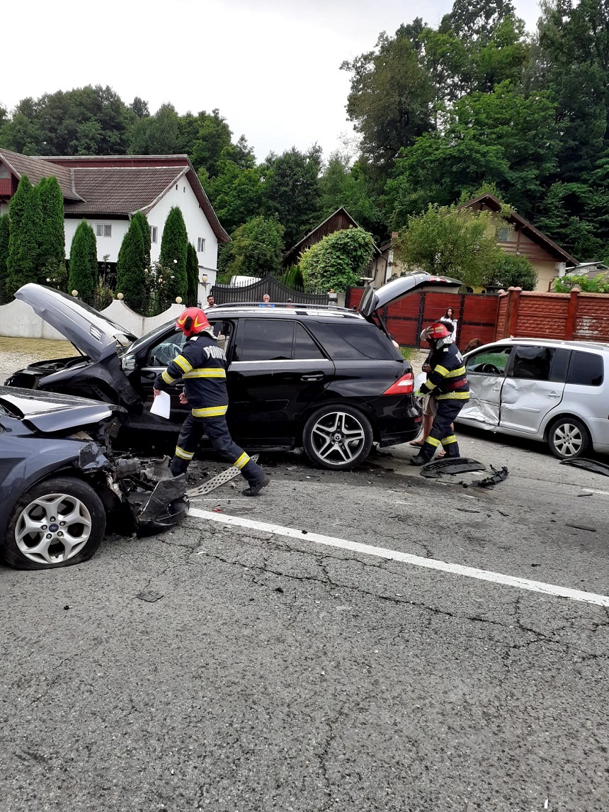 ISU Sibiu, intervenţie de urgenţă pe A1 sensul de mers către Sebeş, la un accident rutier în care au fost implicate trei autovehicule