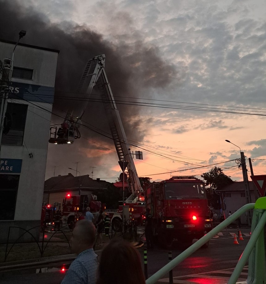 Incendiu la sediul unui service auto din municipiul Satu Mare. Flăcările s-au extins pe o mie de metri pătraţi - VIDEO
