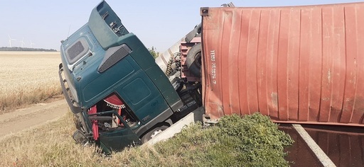 Constanţa: Un TIR încărcat cu ulei alimentar s-a răsturnat pe DN 2A/ Traficul se desfăşoară pe un alternativ, pe un fir/ Şoferul a primit îngrijiri medicale la faţa locului şi a refuzat transportul la spital - FOTO
