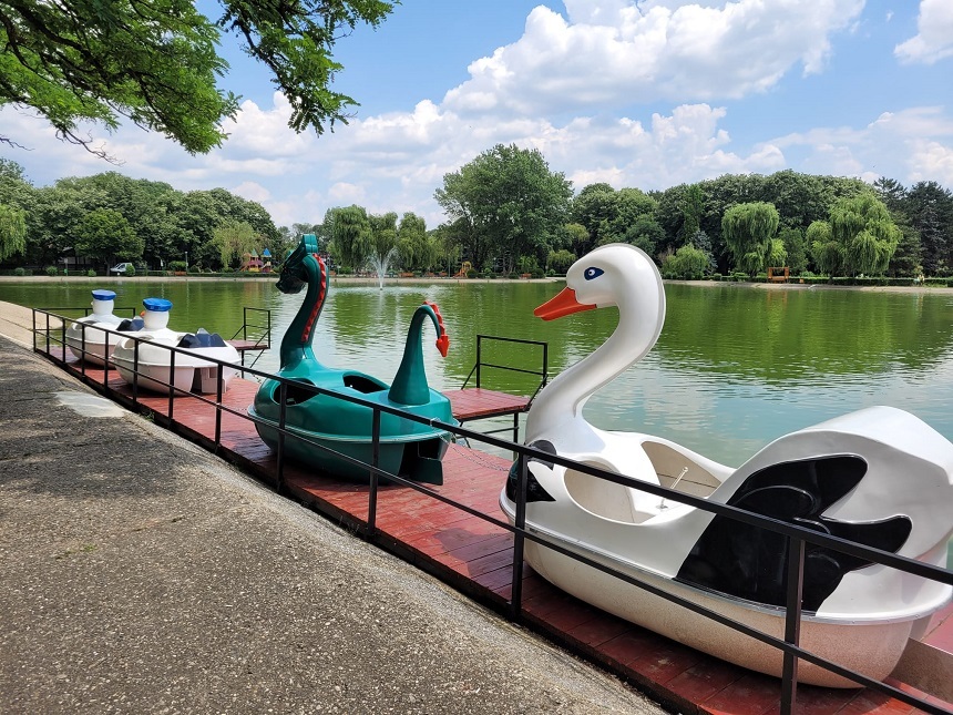 Doi tineri au rupt sistemele de ancorare ale unor hidrobiciclete care vor fi puse în funcţiune într-un parc din Ploieşti şi au plecat cu acestea pe lac - FOTO
