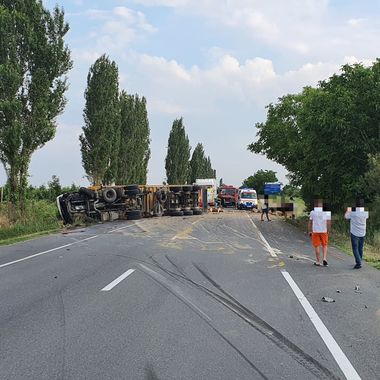 Vrancea: Un TIR plin cu lemne s-a răsturnat, după ce i-a explodat un pneu / În cădere a acroşat un autoturism / Două persoane, rănite / Trafic perturbat

