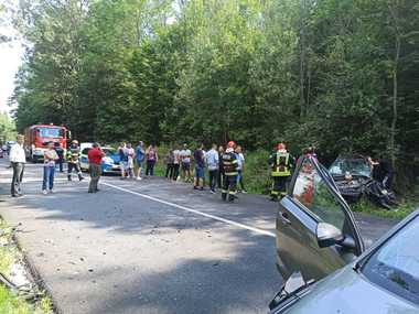 Gorj: Cinci persoane, între care un copil mai mic de un an, rănite într-un accident rutier în care au fost implicate trei autoturisme

