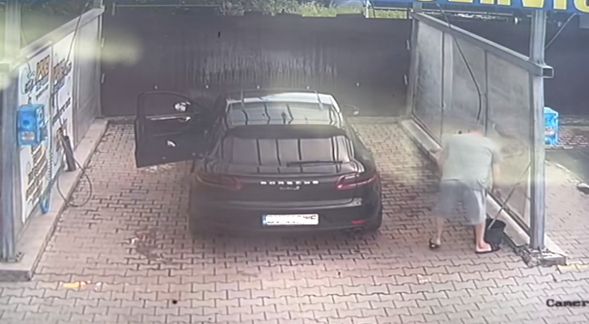 Braşov: Bărbat care conduce un bolid Porsche, filmat în timp ce ia dintr-o  spălătorie self-service o găleată şi o perie. El a returnat bunurile, explicând că a avut nevoie de acestea - FOTO/ VIDEO
